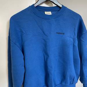 Klicka inte köp nu🤗 Blå sweatshirt från pull & bear med en liten svart text, storlek S. Vet ej exakt nypris men jag säljer för 100kr, har tyvärr inga bilder med tröjan på. 