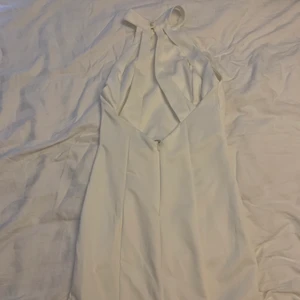 Klänning - Använd en gång, superskön och fin. Har lite skäckar på sig men går lätt att ta bort! I priset ingår frakt🤩