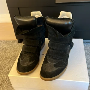 Isabel marant sneakers - Säljer mina isabel marant skor köpta på vestire. Ser ut som i nyskick dustbag osv medföljer. Pris kan diskuteras men detta är mer än intressekoll. Kommer därför sätta priset högt för att man inte ska köpa direkt då jag inte är 100! På att sälja.