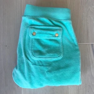 juicy couture byxor - !lägger ut igen pga oseriösa köpare! ett par ljusblåa juicy couture byxor i gammal modell i storlek s. notera att bud är BINDANDE. hör gärna av dig om frågor uppstår!