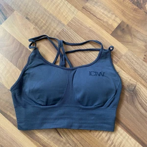 ICIW sport bh - Bekväm sport bh från ICIW i väldigt fint skick. Fler bilder kan skickas vid önskemål, storlek xs🌸 fraktar men kan även mötas upp i Stockholm.