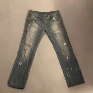 Lågmidjade ljusblåa miss sixty jeans med snygga bakfickor och framfickor, bra skick köpta second hand så färg stänket vet jag är med i modellen eller inte. Storleken är 31, mått kan jag skicka. Möts upp i centrala Stockholm men kan också posta! 