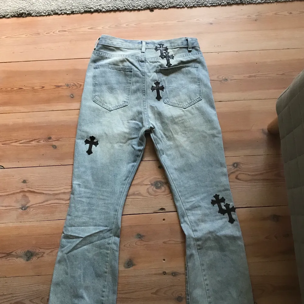 Chrome hearts liknande jeans, använda en gång så är i nyskick. Säljer pga köpta i för liten storlek och inte min stil längre, väldigt coola och unika, aldrig sett någon som har liknande👌🏼. Jeans & Byxor.