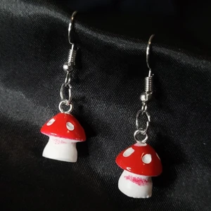 Örhängen med Svampberlocker! 🍄 - Egengjorda örhängen! Tyvärr är  några av svamparna lite misfärgade på stammen, därav nedsatt pris ☆ Rostfritt! Troligtvis nickelfria men är du allergiker bör du vara försiktig. Finns även matchande halsband!