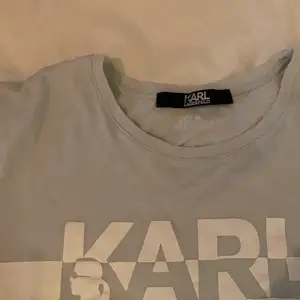 Ljusblå t-shirt från Karl Lagerfelt köpt i butiken i Nederländerna. Tunn och lätt material, knappt använd. Storlek S.