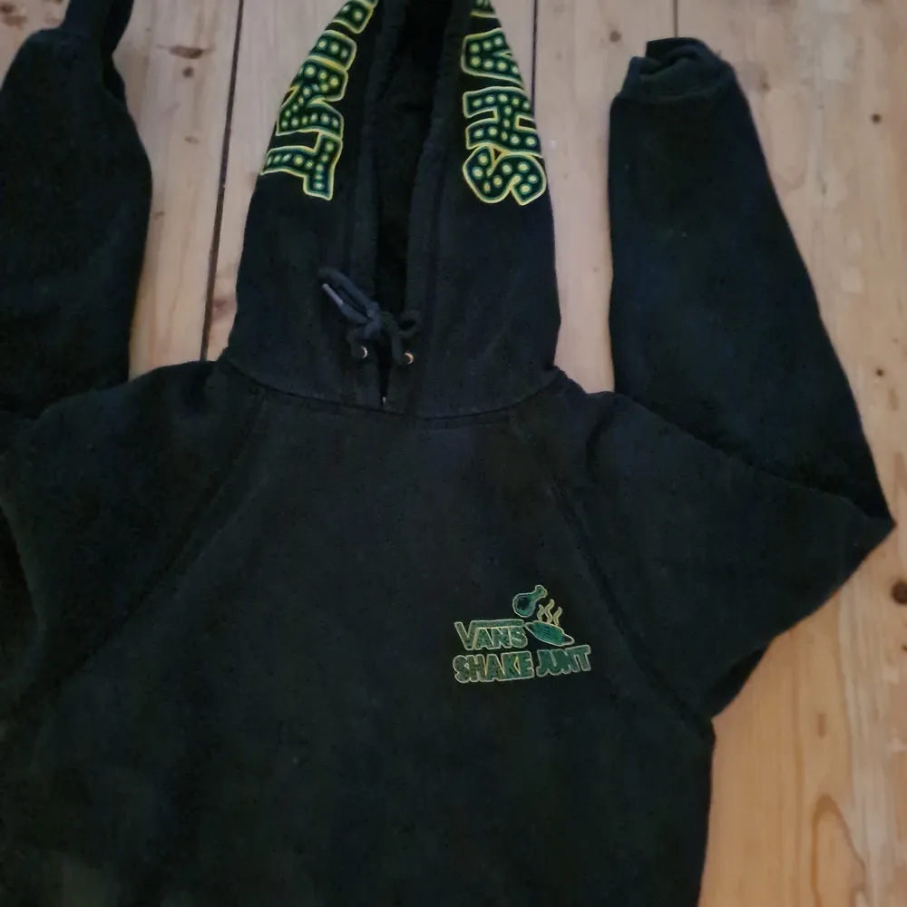 Vans Hoodie i väldigt bra skick knappt använd, inköpt för 699 kr, storlek small men lite stor i storleken. Hoodies.