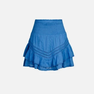 Neo Noir - Säljer denna fina kjol ifrån Neo Noir, helt Ny utan några skador. Nypris- 699kr, storlek 34 men funkar även för 36,38 då den är stretchig. Köpt på Jackie. Säljer även en likadan i annat mönster i beige, kom privat för bilder på den även storlek 34.