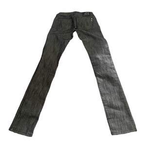 Lowrise straightleg gråa jeans från nått italienskt märke, strl w26