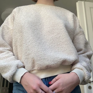 gosig tröja 🧸 - mysig fluffig tröja från mango i storlek S, använd men fortfarande i mycket bra skick!! 🌸 