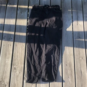Jeans från H&M - Svarta högmidjade jeans strl 150
