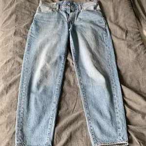 Blåa Levis jeans passar herr och kvinnor. För mer bilder eller frågor så är det bara att fråga, storleken är W31 och L32:)