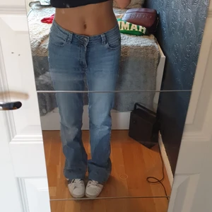 Jeans - Säljer dessa sjukt snygga bootcut jeansen från Only! Köpte dessa här på plick för 250kr. Har använt dem ett fåtal gånger men dem är i bra skick! Säljer då dem ej kommer till någon användning tyvärr!!🤍🤍