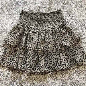 Säljer denna leopard kjol som jag köpte förra året men inte kommit till så mycket andvändning