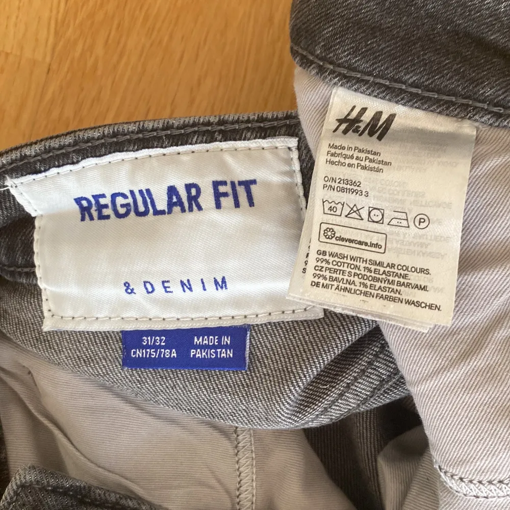 Sten svarta H&M byxor har använt typ 3 gånger, kontakta mig om priset inte funkar för dig . Jeans & Byxor.