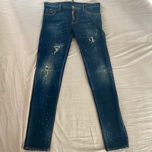 Dsquared2 jeans med raka ben - Jeans med raka ben från Dsquared2 med slitna effekter samt rosa färgstänk.  Nypris: 5300kr Användning: Sparsamt  Storlek: 44