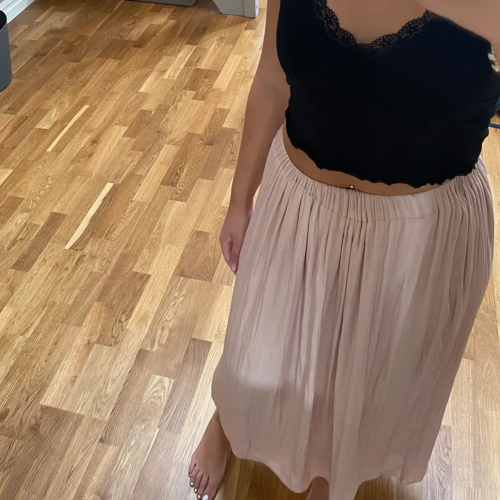 Ljusrosa kjol från Gina tricot, lång kjol superfin🫶🏼. Kjolar.