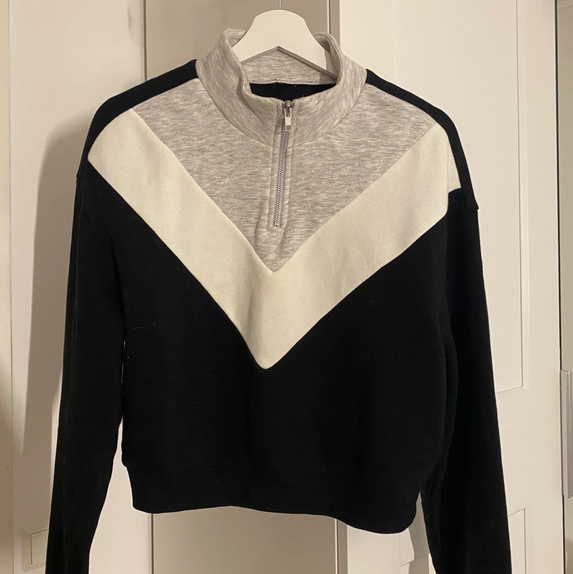 Croppad tjocktröja svart/vit/grå