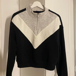 Croppad tjocktröja svart/vit/grå - Säljer denna croppade tjocktröjan ifrån H&M