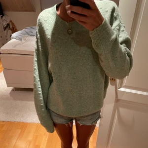Stickad tröja - Mysig stickad tröja från hm. Fint skick! Köparen står för frakten💗