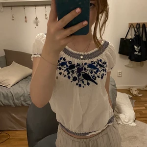 Blus - Söt blus från H&M i stl 34. Skriv privat för fler bilder och gärna innan betalning
