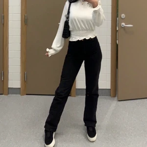 NA-KD - Säljer dessa super fina svarta jeansen från NA-KD. Jeansen är i jätte bra skick då jag bara hann använda de ett fåtal gånger innan ja växte ur de. Byxorna är köpta för 399. Men säljs för 159kr. Köparen står för frakten💘