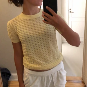 Gul topp - Ljusgul topp från sand i storlek S! Jättebra skick. Använder ej funktionen frakt 63kr✨