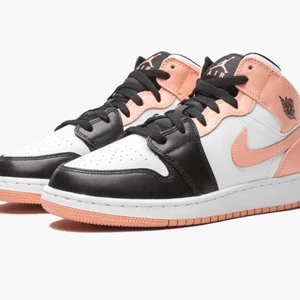Air Jordan 1 Mid Crimson Tint - säljer dessa för att de inte kommer till användning längre💓 de är i bra skick förutom att dom är lite creasade. säg bara till om ni vill ha egna bilder.💓
