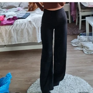 Kostymbyxor  - Säljer mina jätte fina Kostymbyxor från bikbok då de tyvärr blivit förstora. Sparsamt använda. Perfekt i längen på mig som är 166