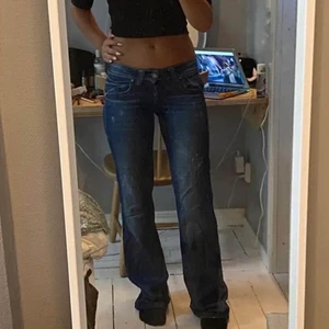 Lågmidjade jeans  - Lågmidjade jeans från Gina som nt används längre 🫶 det ör en knapp som saknas men inget som snys när man har på sig dom 🫶 står 25 men passar mig som har 27 också❤️
