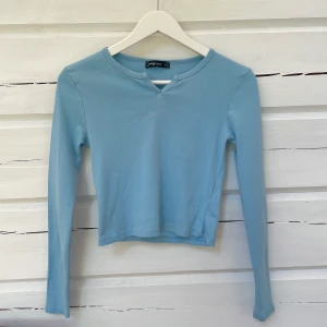 Tröja  - Super söt blå tröja! Använd men i väldigt bra skick! En liten slits vid halsen, strl S men passar likabra en xs 🙌🏼 45kr plus frakt