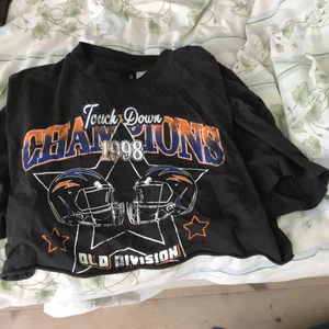 Divided magtröja  - En cool magtröja från H&M, nyskick och sällan använd😇