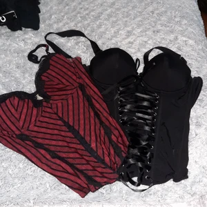 Korsetter  - Rvå korsetter från H&M, röda/svarta storlek 75A knäpps fram, helsvart storlek 36 knäpps i ryggen och har tre olika "storlekar", köptes för 149:- st, (Frakt ingår ej)