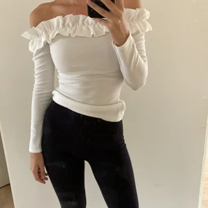 Två toppar från Nelly - Två likadana toppar från Nelly. En vit och en svart. Bra skick! Båda för 300kr eller en för 200kr