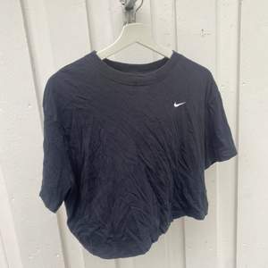 Svart croppd Nike t-shirt 