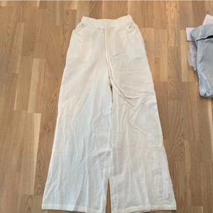 ”Linnebyxor” strl xs - Säljer ett par ”linnebyxor” i storlek xs men borde passa en xxs också. Tjejen jag köpte av sa att det var linnebyxor men är egentligen 100% Bomull. Oanvända endast provade. Bilderna är lånade från förra ägaren men kan skicka egna om så önskas😊