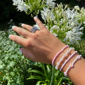 Armband  - Superfina handgjorda armband 🤍 alla 4 kostar 50 kr 💗 vill man köpa styckvis funkar det också💖 hör av dig vid intresse!!! Frakt kostar 13 kr💓