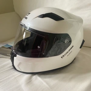 Moppe hjälm  - Världens finaste integralhjälm från Course Suffer som köptes för ett år sen men är knappt använd💞 Nypriset är 1299kr men säljer nu endast för 700kr. Hjämen är i storlek S(55-56cm) OBS,extra fraktkostader kan komma