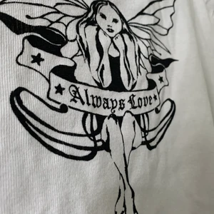 Tshirt med tryck - En tshirt från HM jag köpt för ett tag sedan men har inte kommit till användning då den är lite för liten för mig nu Hör av dig vid intresse eller vid frågor så löser vi det ♥️ 