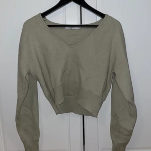 Tröja - Grön finstickad tröja från NA-KD. Den är v-ringad och kort i modellen (croppad). 200+66 (frakt)