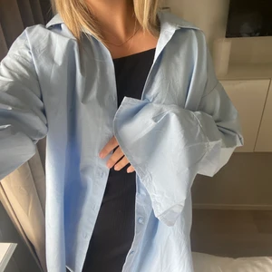 oversized skjorta - oversized ljusblå skjorta med stora ärmar, perfekt över en outfit eller bikinin 🤍🌞