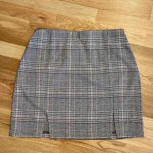 Rutin minikjol - Rutig/ mönstrad kjol från hm🤎 Kjolen är aldrig använd och har fortfarande prislappen kvar💕 Nypris 99:-