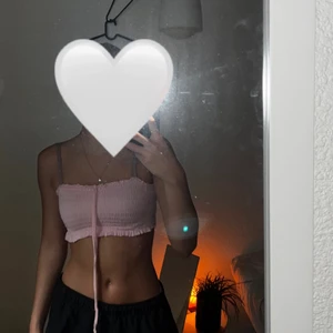 Toppar - 1: rosa bandeau top  2: ljusblå topp Skriv privat för fler bilder, alla toppar 20kr! Pris går att diskutera och frakt står köparen för!