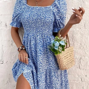 Blå klänning💙 - Jätte gullig,söt klänning! Färgen är så fin och klänningen är bekväm.  Köparen står för frakten💙