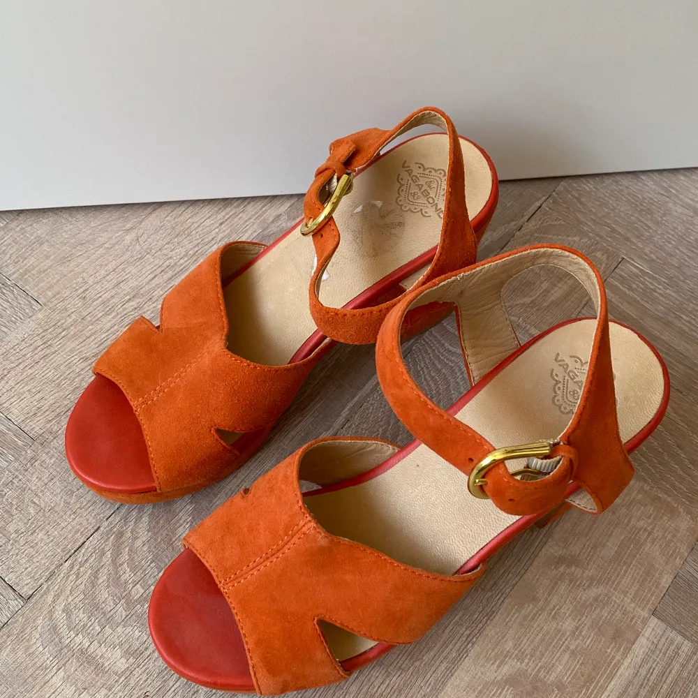 Klackskor i orange från märket Vagabond. Höjd på klacken är ca 8 cm. Väldigt sköna att gå i!  Skorna köptes till ett specifikt tillfälle men har ej använts sedan dess - är därför i mycket gott skick!. Skor.