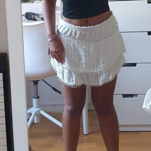 Vit kjol från Pull&bear. Storlek M, men är liten i storlek så passar en s/xs bra med! 170 kr. Frakt ingår ej!❤