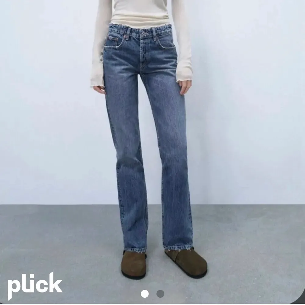 Så fina jeans från zara, sparsamt använda💕säljer pågrund av att dem tyvärr har blivit för små💘kom privat för fler bilder. Jeans & Byxor.