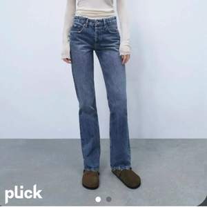 Så fina jeans från zara, sparsamt använda💕säljer pågrund av att dem tyvärr har blivit för små💘kom privat för fler bilder