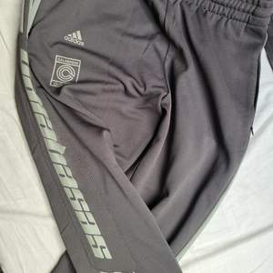 Calabasas track pants i färgen ink/wolves Storlek M Nypris 1199 kr, kvitto finns