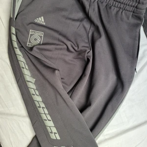 Yeezy Calabasas Track Pants  - Calabasas track pants i färgen ink/wolves Storlek M Nypris 1199 kr, kvitto finns