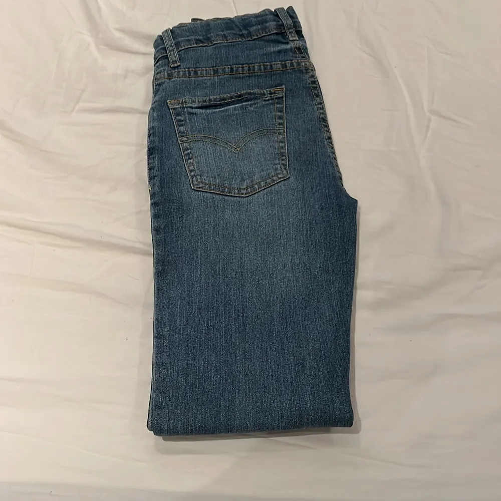 Säljer ett par Levis jeans som är näst intill aldrig använda  Ny pris: 1099kr. Jeans & Byxor.